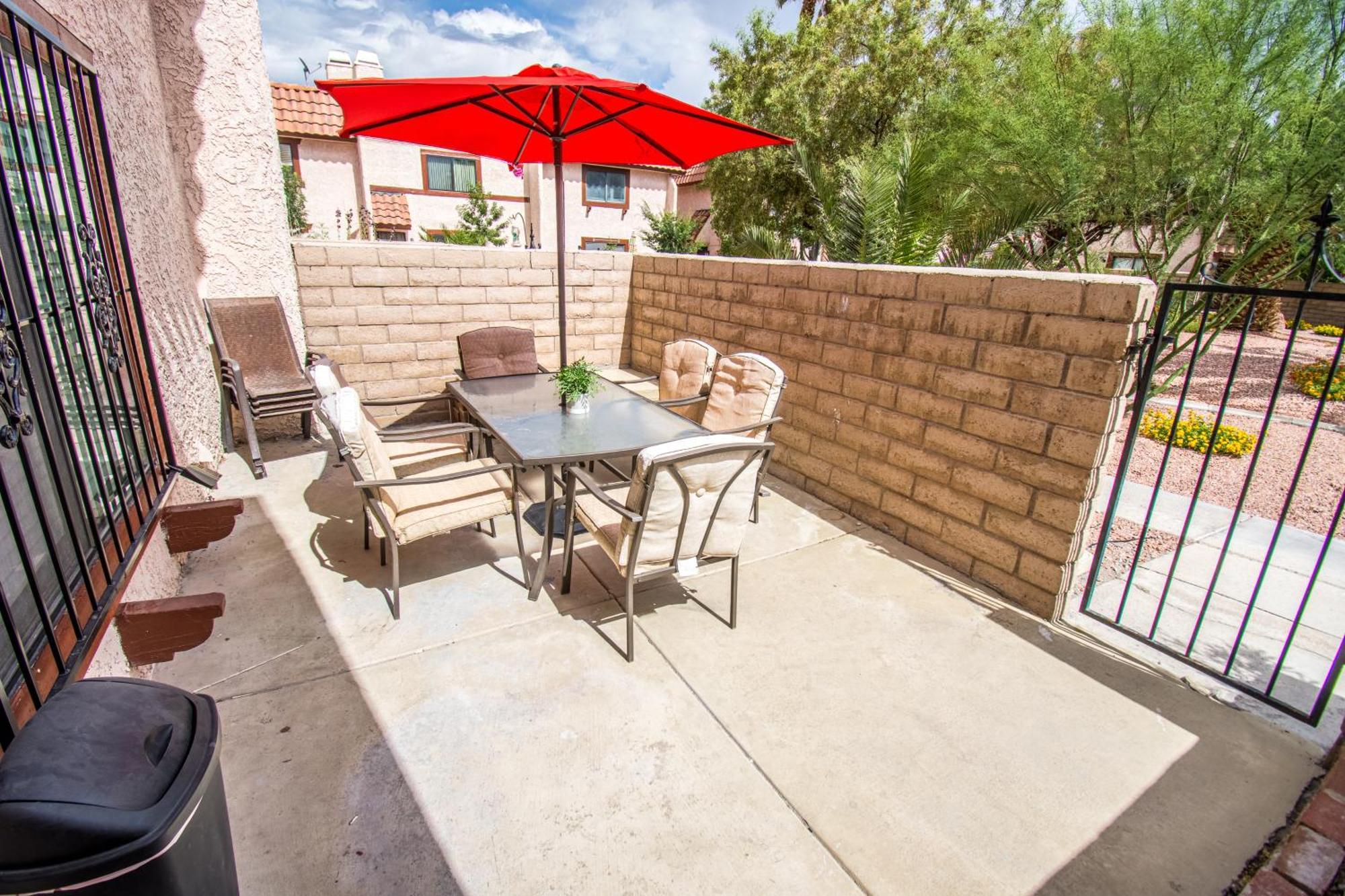 Spacious 2-Bedroom Townhouse With Pool & Private Patio In Central Las Vegas Eksteriør bilde